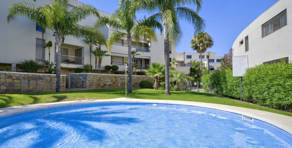 Sale of middle floor apartment in Altos de los Monteros 23
