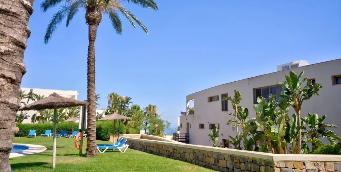 Sale of middle floor apartment in Altos de los Monteros 24