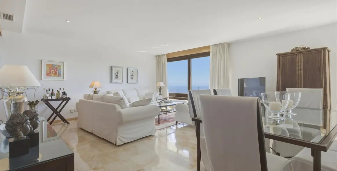 Sale of middle floor apartment in Altos de los Monteros 25