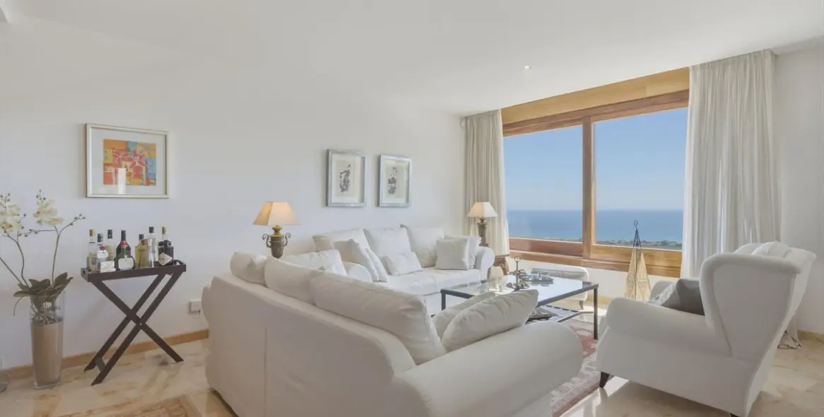 Sale of middle floor apartment in Altos de los Monteros 26