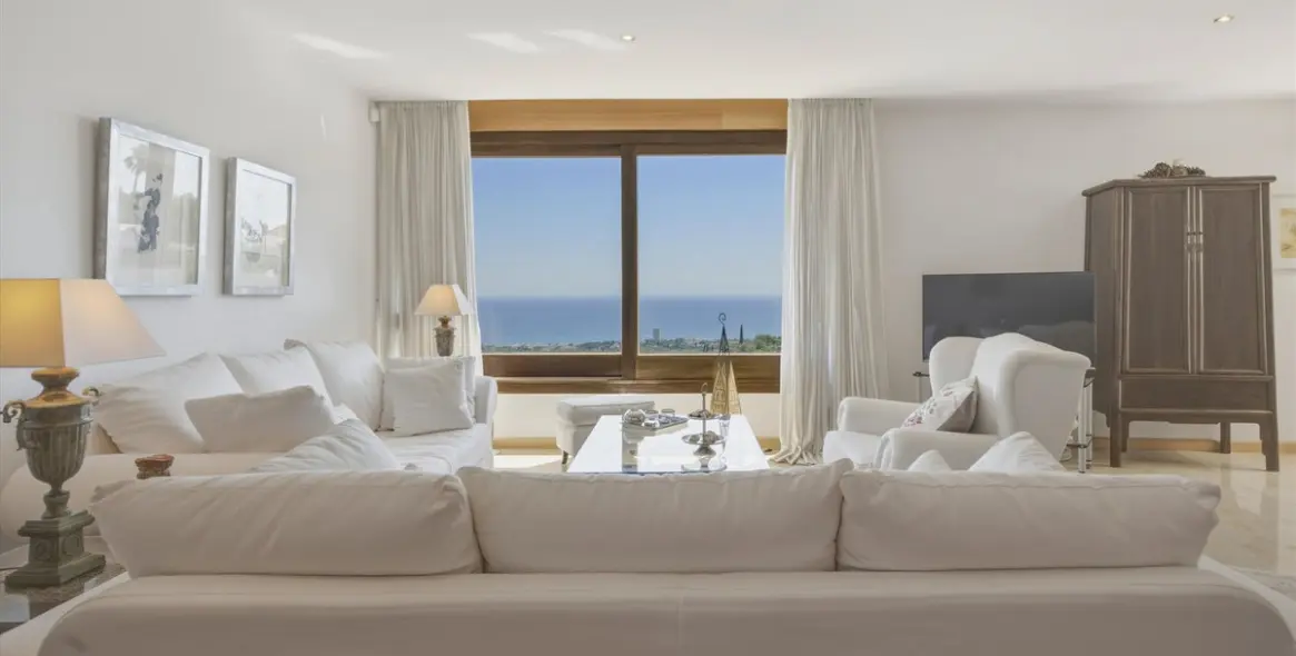 Sale of middle floor apartment in Altos de los Monteros 27