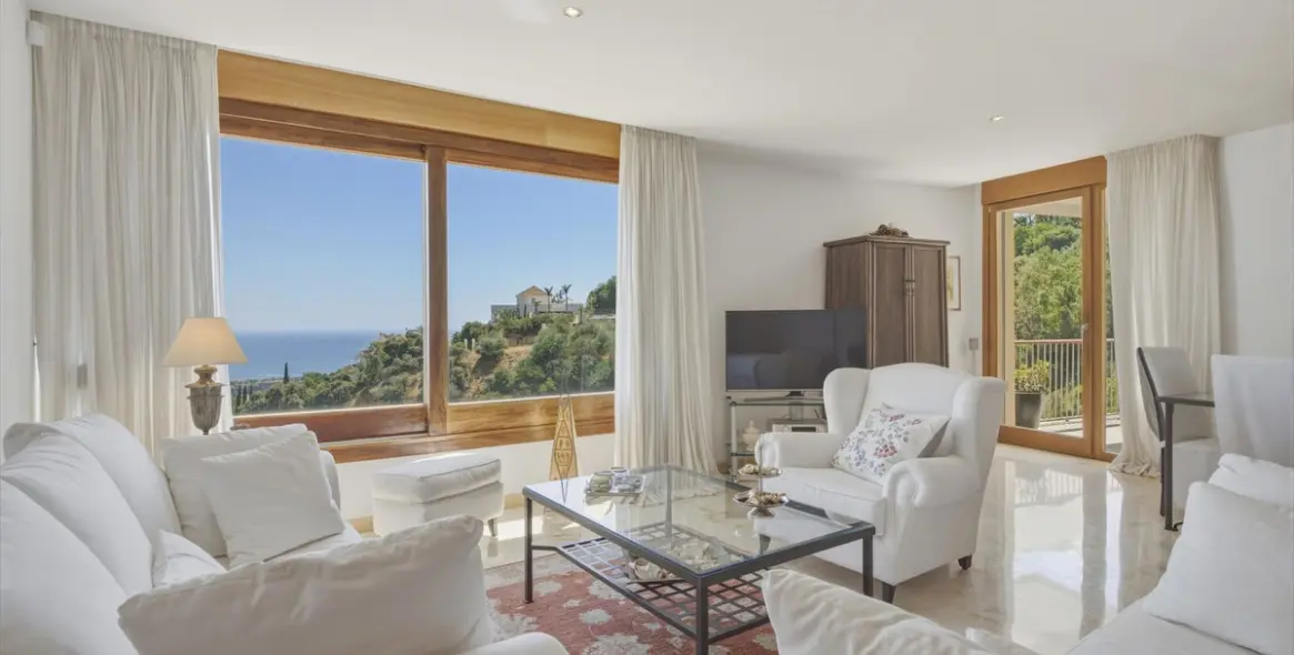 Sale of middle floor apartment in Altos de los Monteros 28