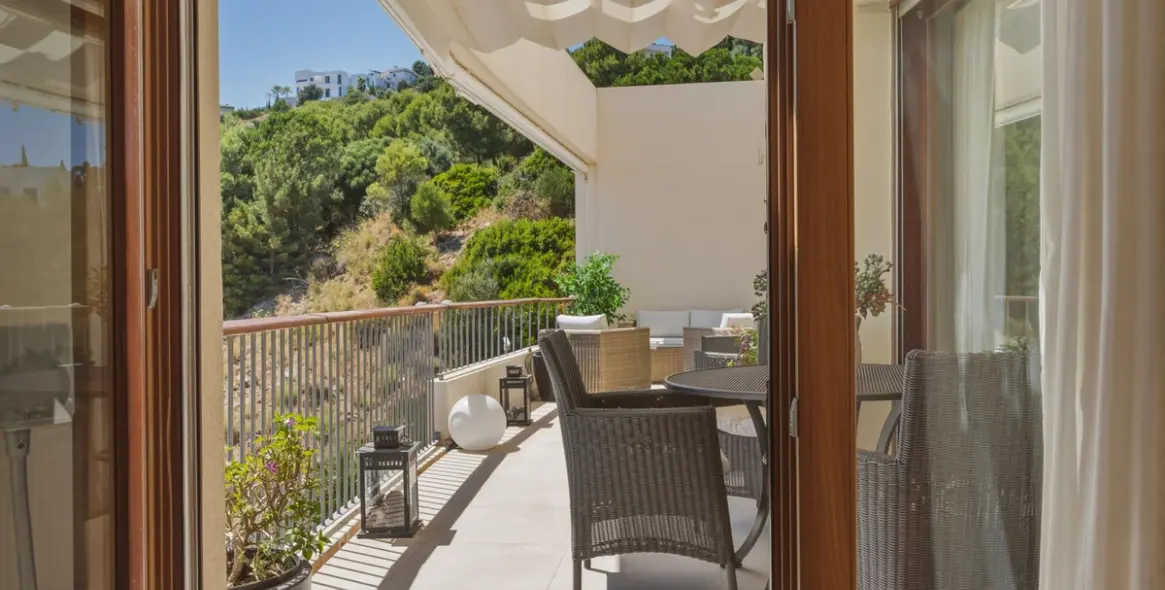Sale of middle floor apartment in Altos de los Monteros 29