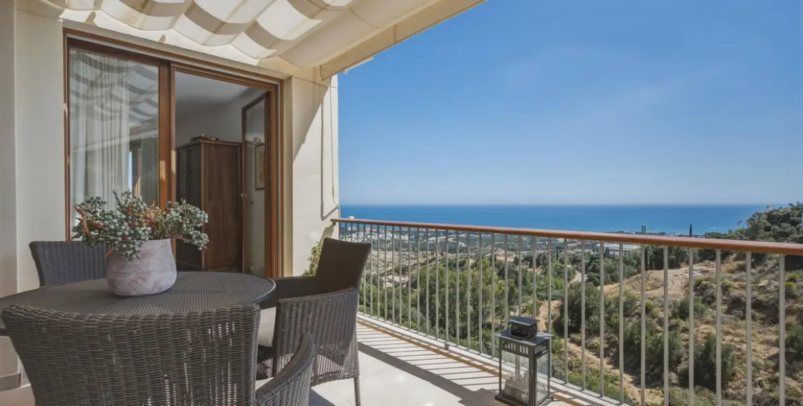 Sale of middle floor apartment in Altos de los Monteros 30