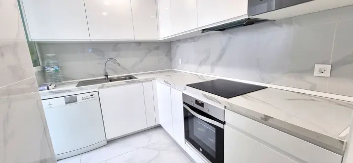 Venta de apartamento en planta media en Puerto Banús 2
