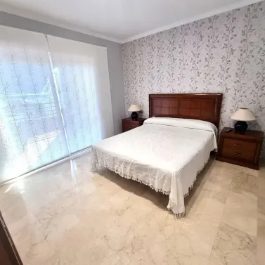Venta de apartamento en planta media en Puerto Banús