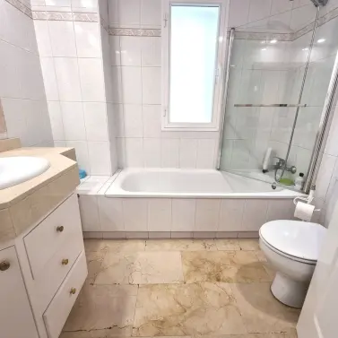 Venta de apartamento en planta media en Puerto Banús