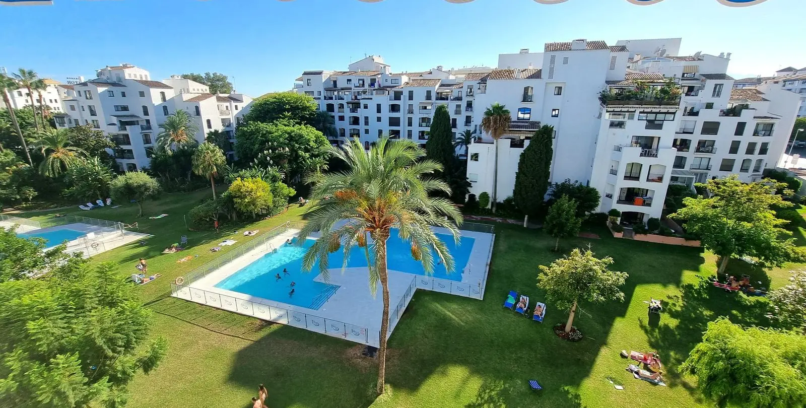Sale of middle floor apartment in Puerto Banús 1