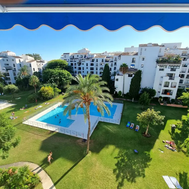 Venta de apartamento en planta media en Puerto Banús