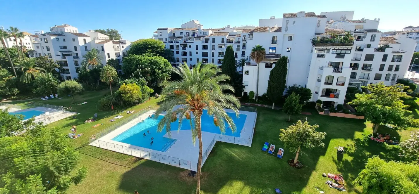 Venta de apartamento en planta media en Puerto Banús 0