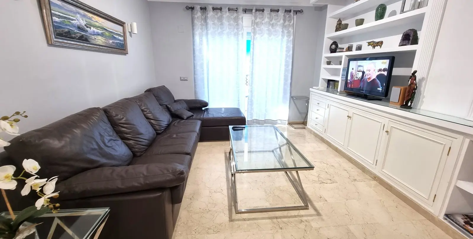 Sale of middle floor apartment in Puerto Banús 2