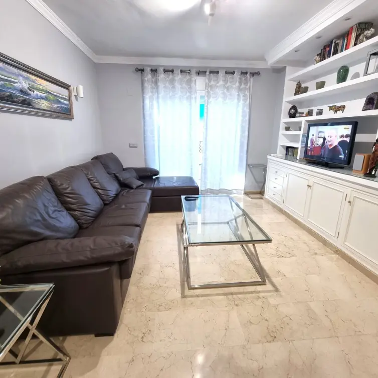 Venta de apartamento en planta media en Puerto Banús