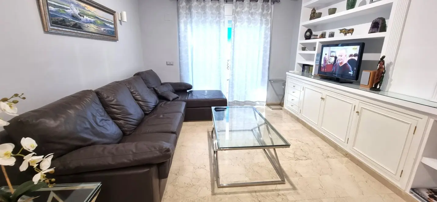 Venta de apartamento en planta media en Puerto Banús 1