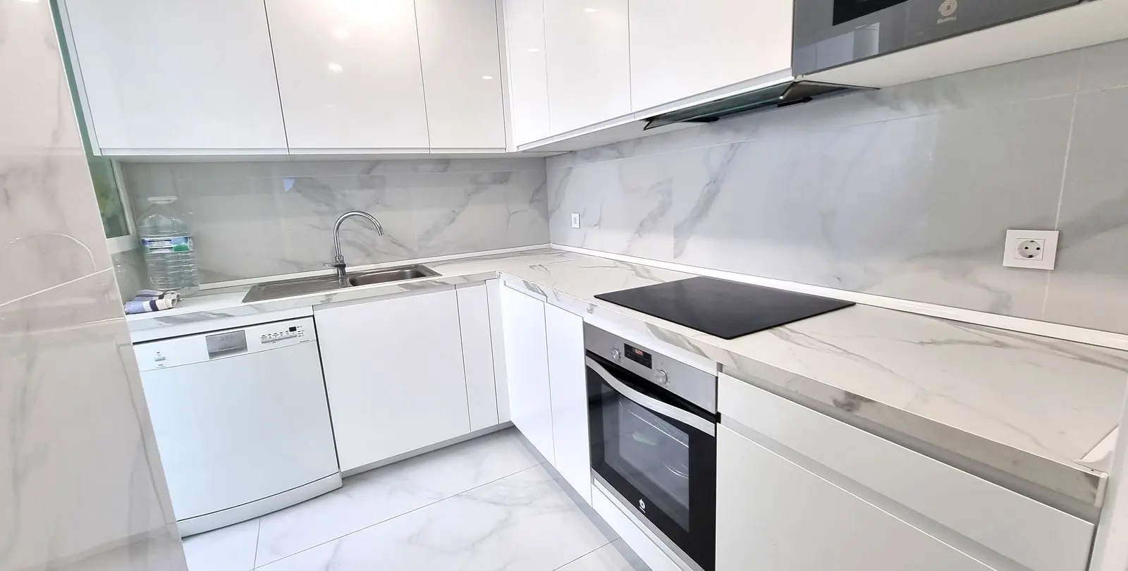 Sale of middle floor apartment in Puerto Banús 3