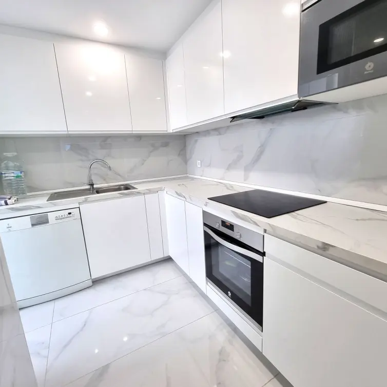 Venta de apartamento en planta media en Puerto Banús