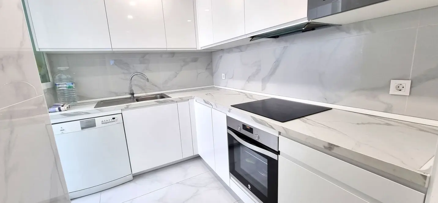 Venta de apartamento en planta media en Puerto Banús 2
