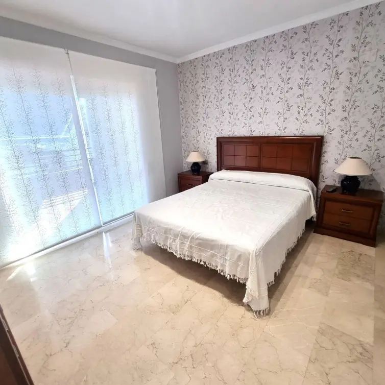 Venta de apartamento en planta media en Puerto Banús