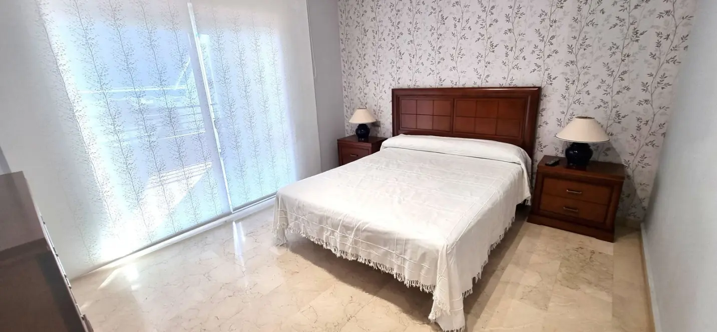 Venta de apartamento en planta media en Puerto Banús 3