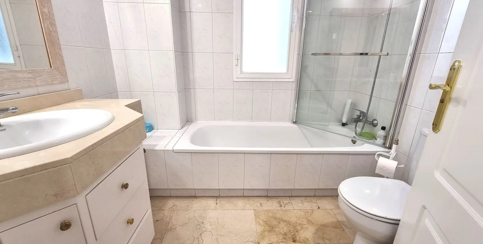 Sale of middle floor apartment in Puerto Banús 5