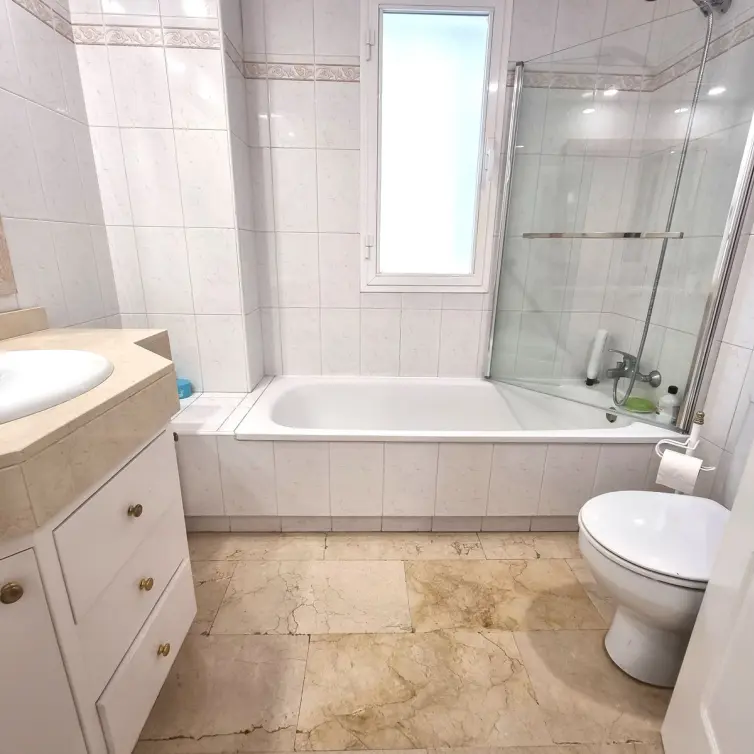 Venta de apartamento en planta media en Puerto Banús