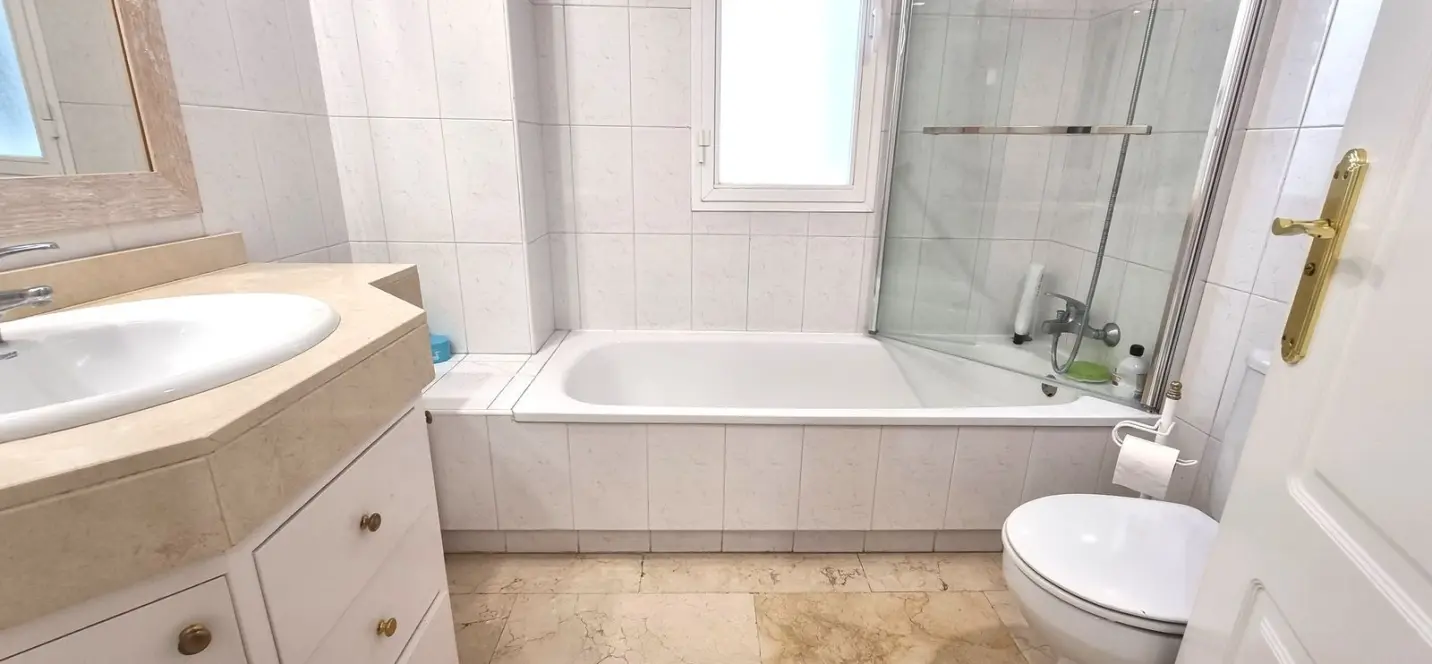 Venta de apartamento en planta media en Puerto Banús 4