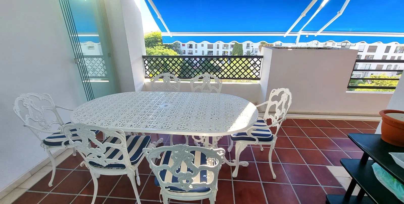 Sale of middle floor apartment in Puerto Banús 8