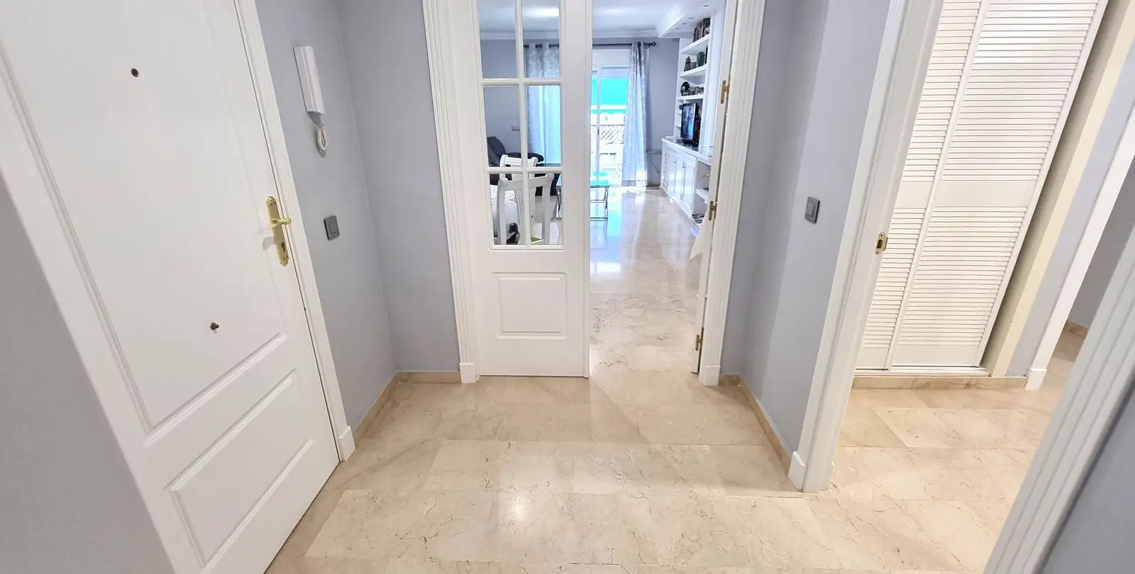 Sale of middle floor apartment in Puerto Banús 11