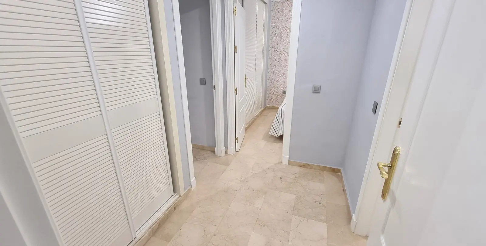 Sale of middle floor apartment in Puerto Banús 12