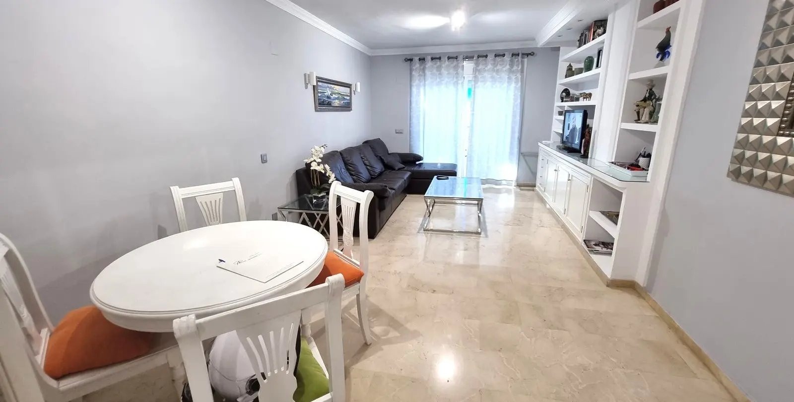 Sale of middle floor apartment in Puerto Banús 16