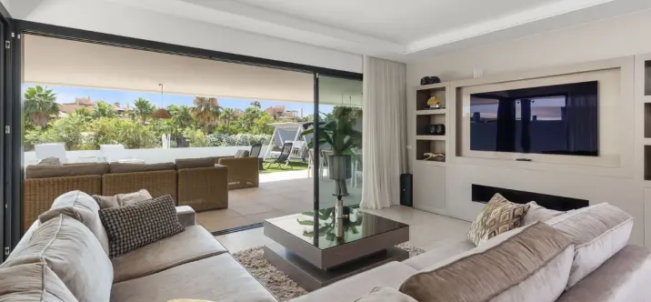 Venta de apartamento en planta baja en Estepona 2