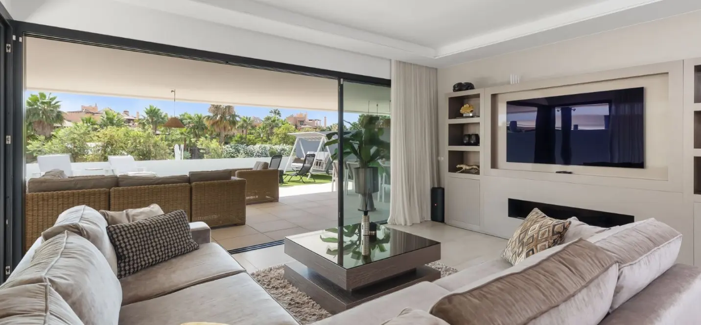 Venta de apartamento en planta baja en Estepona 2