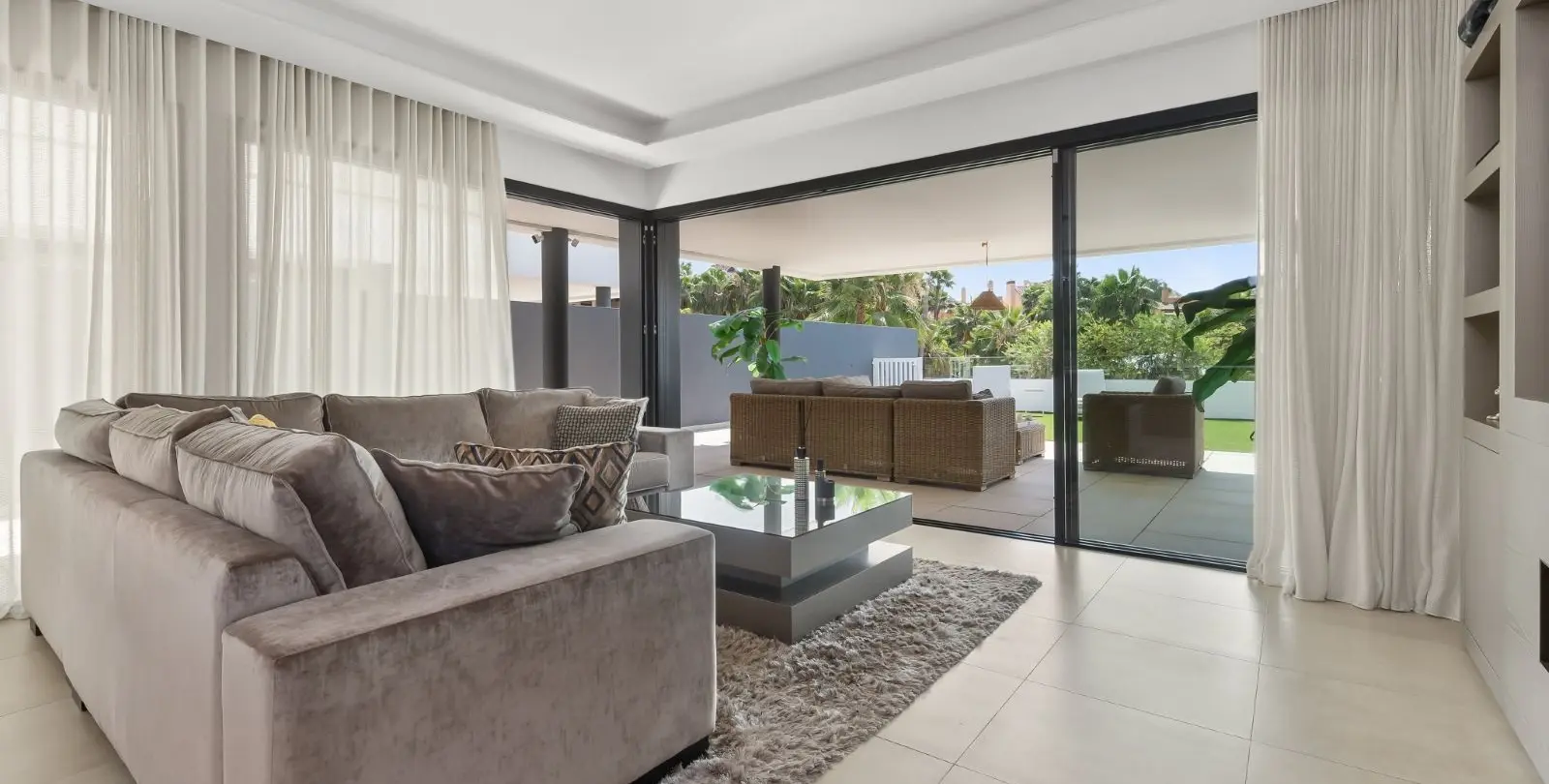 Sale of ground floor apartment in Estepona 14