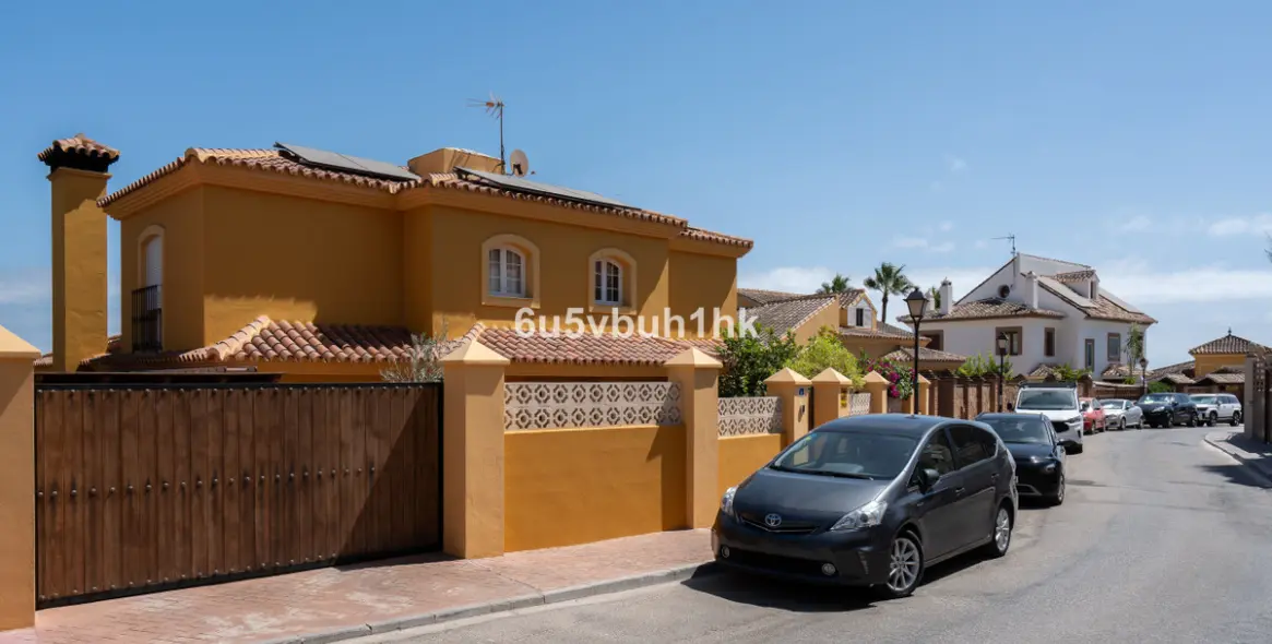 Venta de villa independiente en El Coto 4