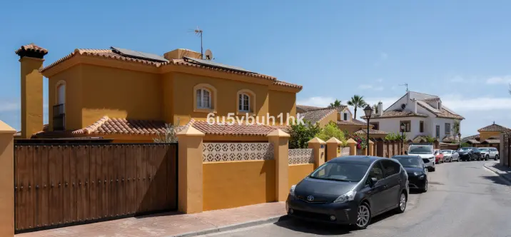 Venta de villa independiente en El Coto 3