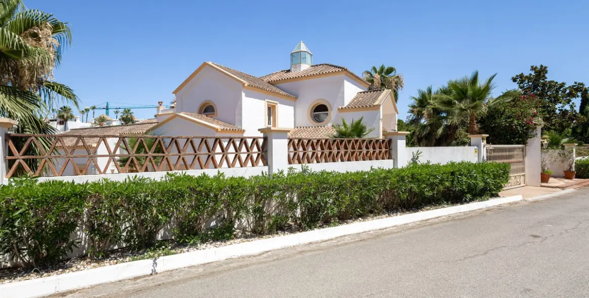 Venta de villa independiente en El Paraiso 1