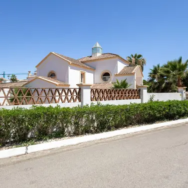 Venta de villa independiente en El Paraiso