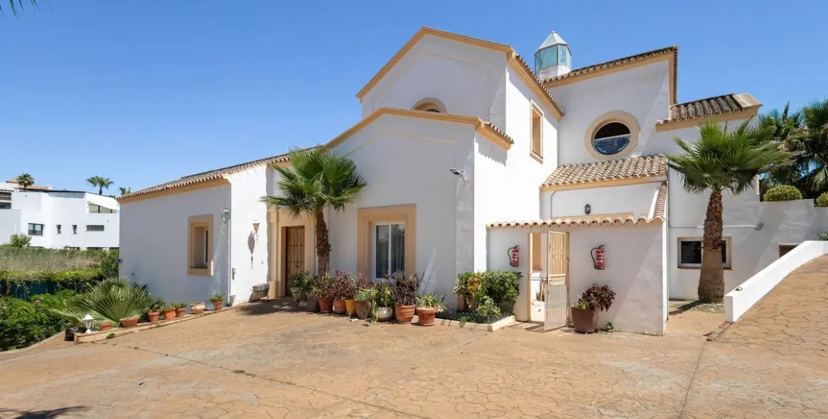 Venta de villa independiente en El Paraiso 3