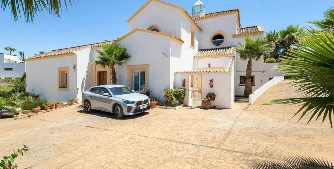 Venta de villa independiente en El Paraiso 4