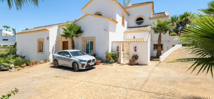Venta de villa independiente en El Paraiso 3