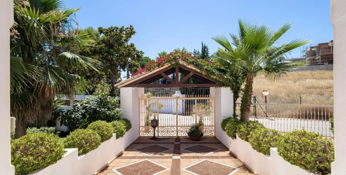 Venta de villa independiente en El Paraiso 5