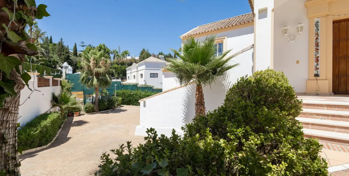 Venta de villa independiente en El Paraiso 7
