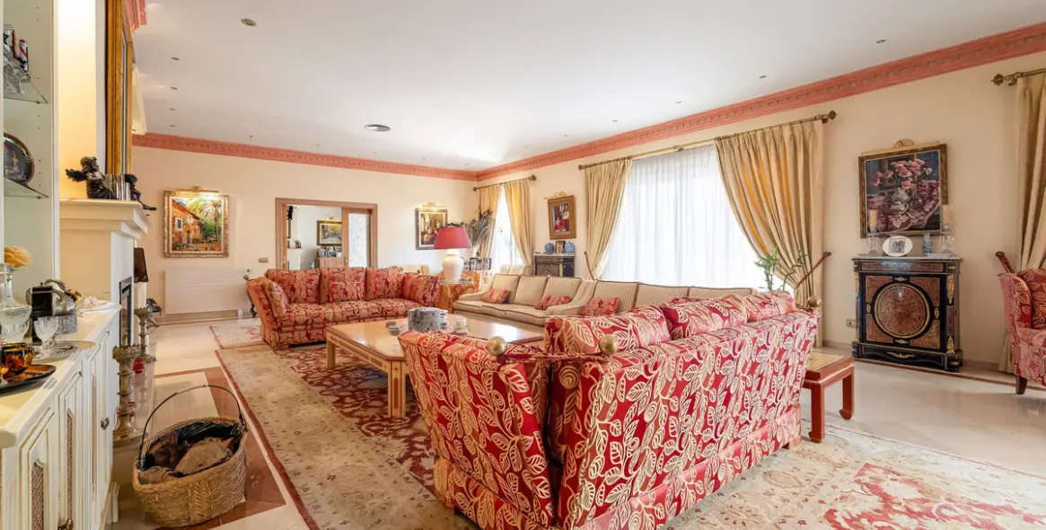Venta de villa independiente en El Paraiso 12