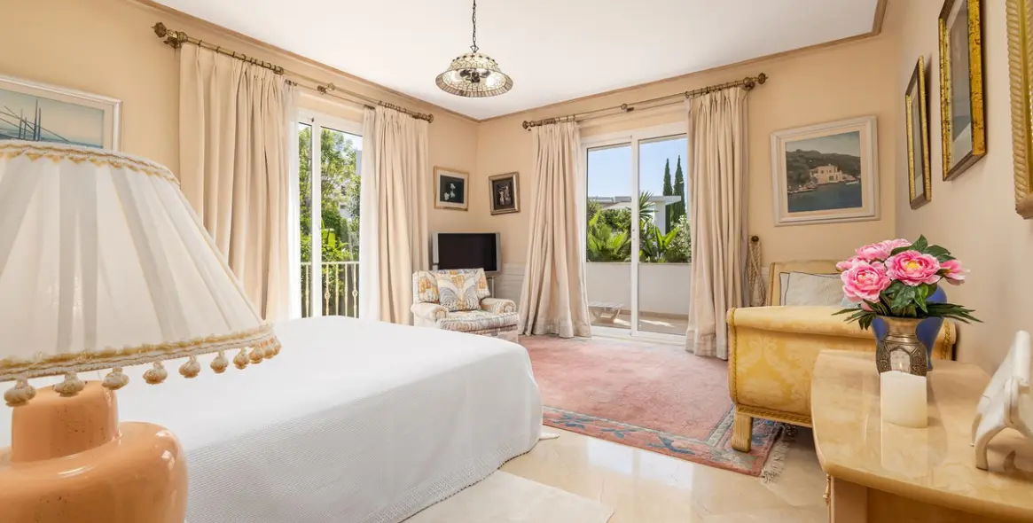 Venta de villa independiente en El Paraiso 17