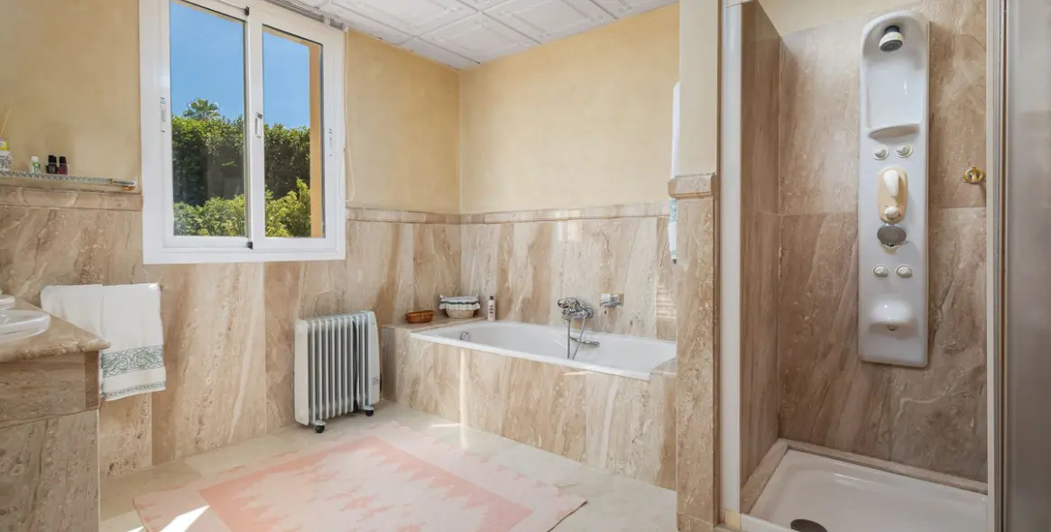 Venta de villa independiente en El Paraiso 28