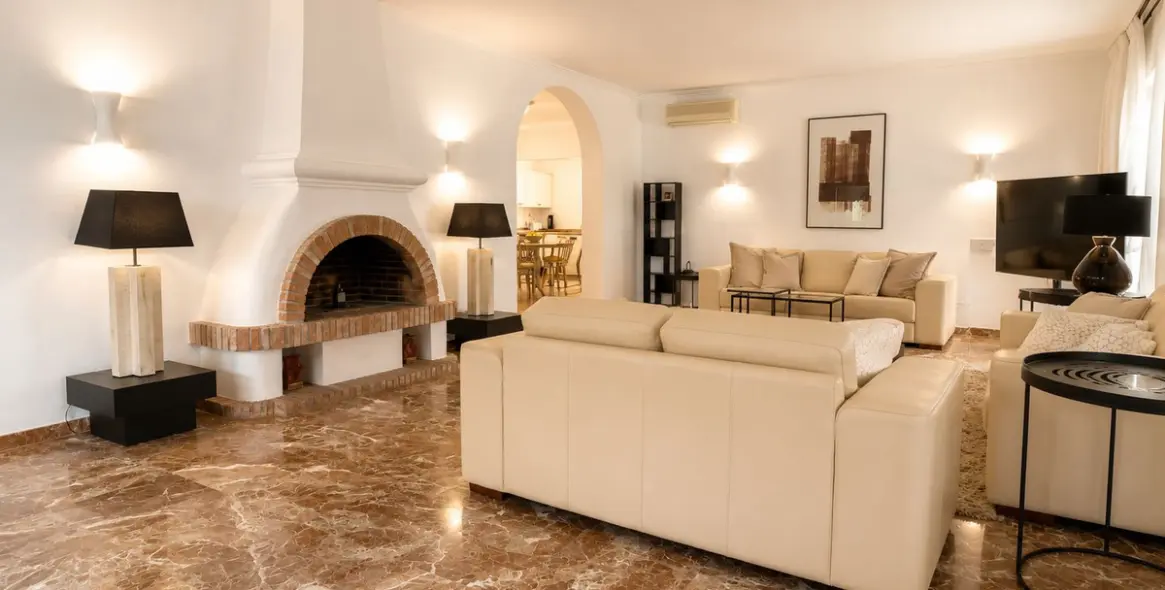 Long-term rent of detached villa in El Paraiso 2