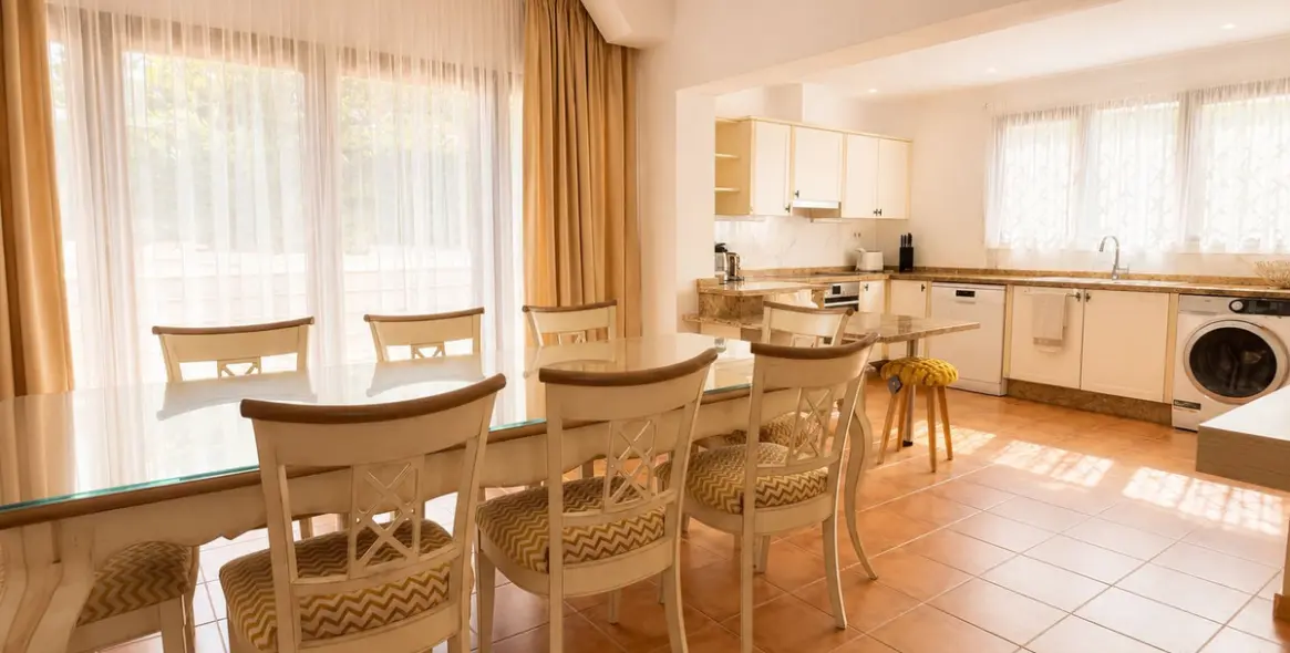 Long-term rent of detached villa in El Paraiso 3