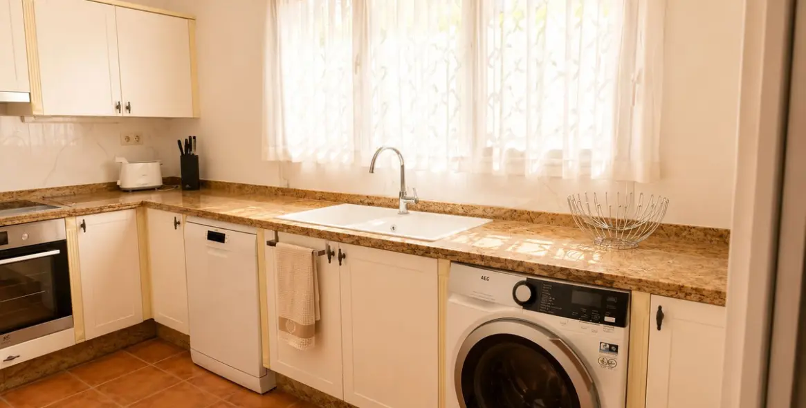 Long-term rent of detached villa in El Paraiso 4