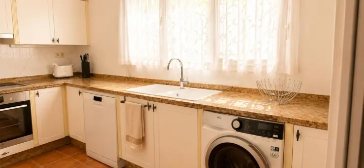 Long-term rent of detached villa in El Paraiso 3