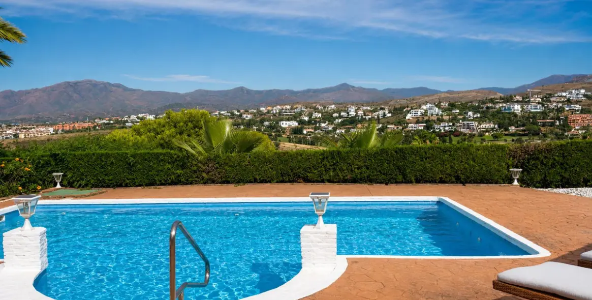 Long-term rent of detached villa in El Paraiso 14