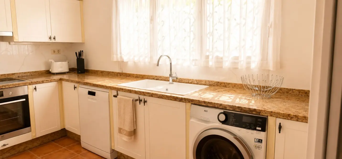 Long-term rent of detached villa in El Paraiso 3